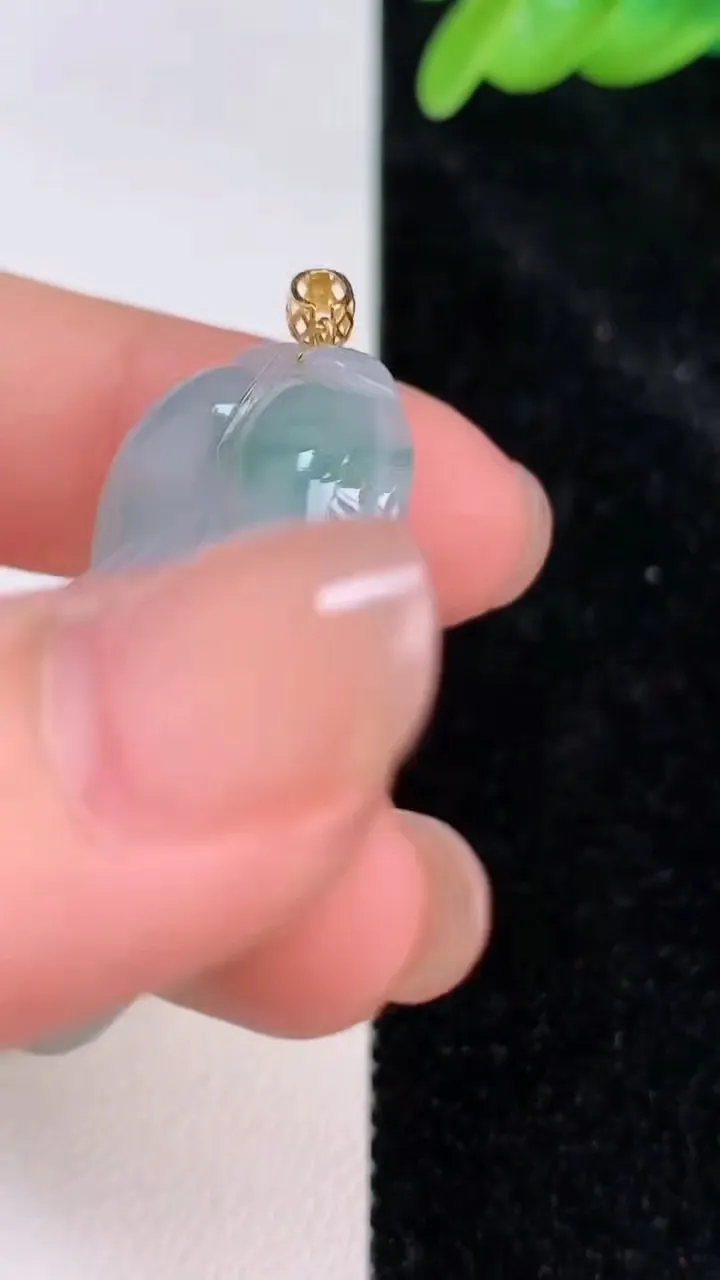 天然A货翡翠18k金飘花金枝玉叶 叶子吊坠，尺寸36.6-21.6-5.6，重量:8.02g
7月8