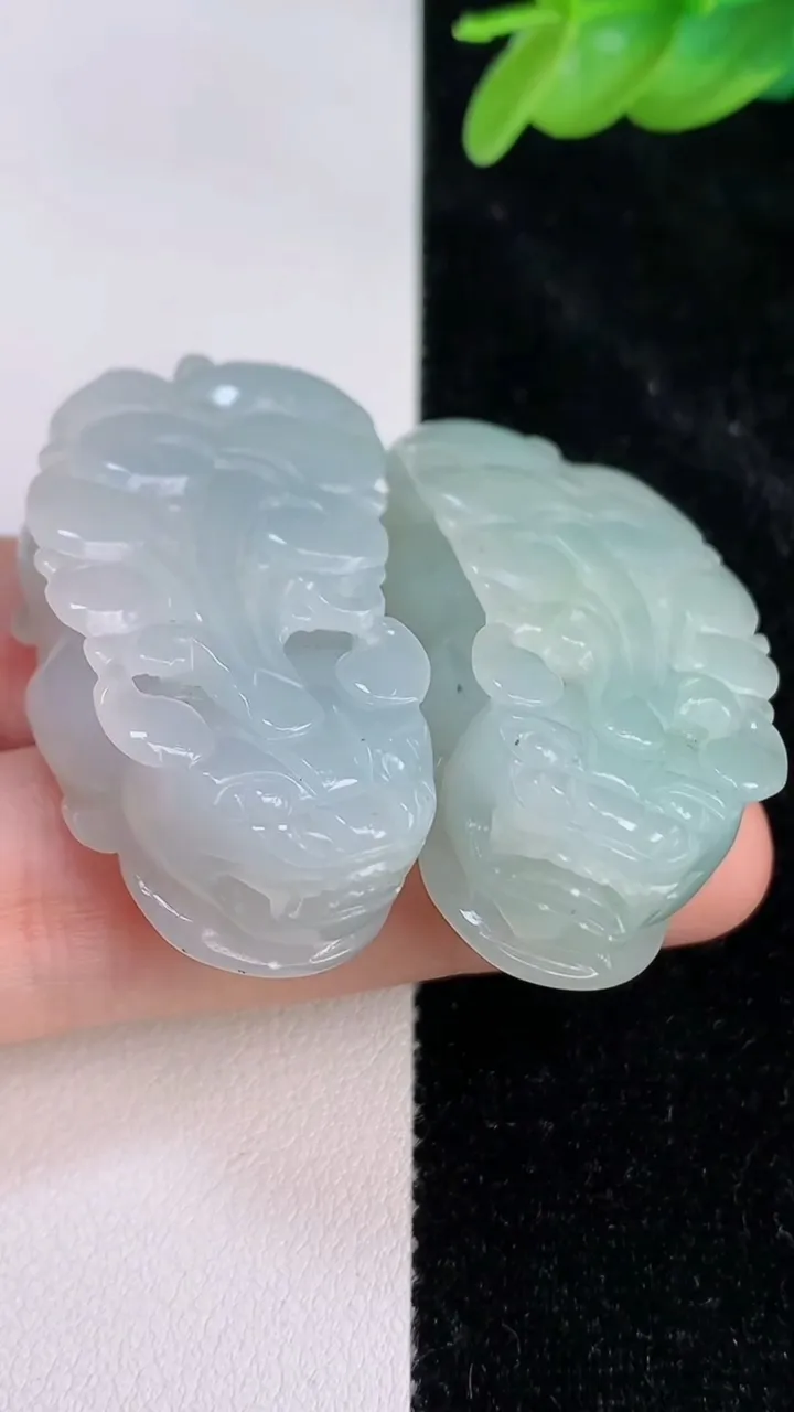 天然A货翡翠貔貅吊坠一对，尺寸42.8-21.4-12，重量:50.00g
7月8日
