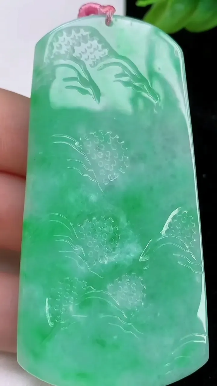 天然A货翡翠山水牌吊坠，尺寸72.7-36.5-7.2，重量:42.70g
7月8日