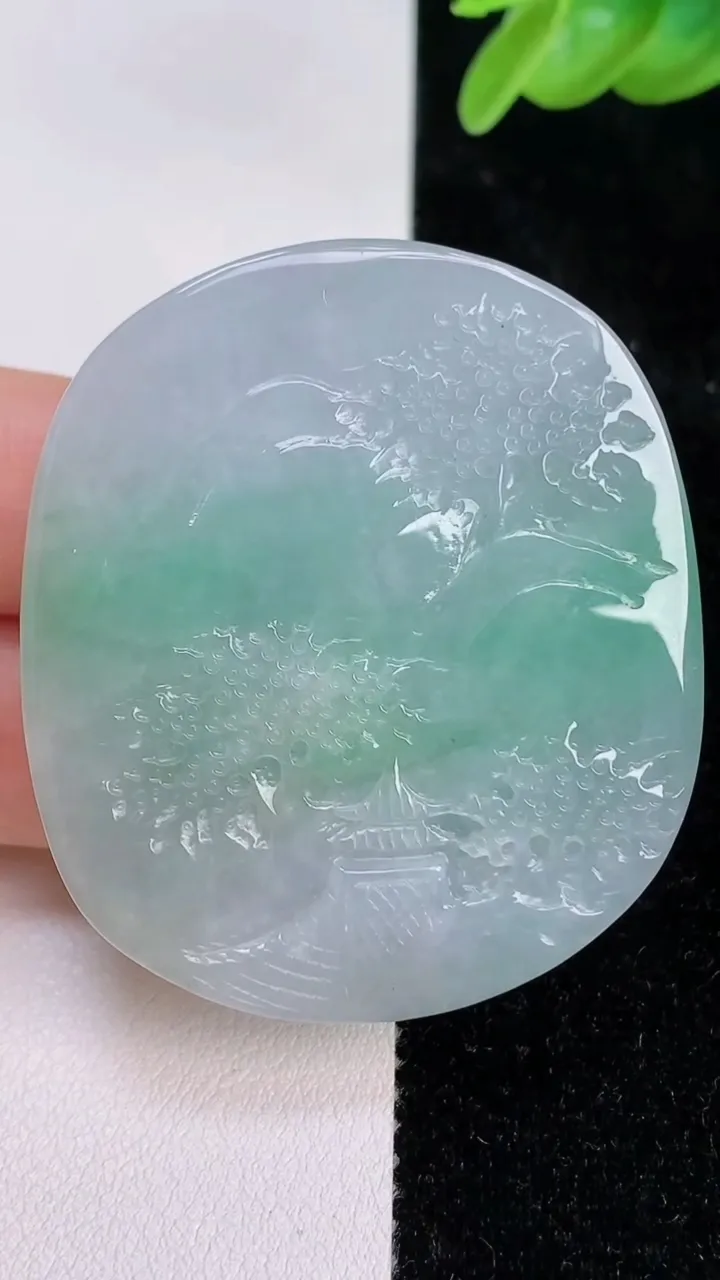 天然A货翡翠山水牌吊坠，尺寸48.7-43-9.8，重量:45.11g
7月8日
