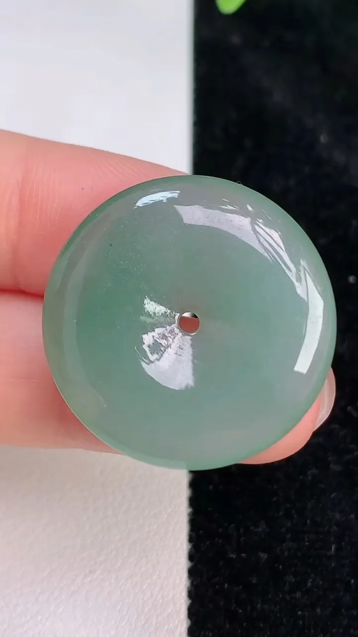 天然A货翡翠平安扣吊坠，尺寸26.7-4.5，重量:6.54g
7月8日