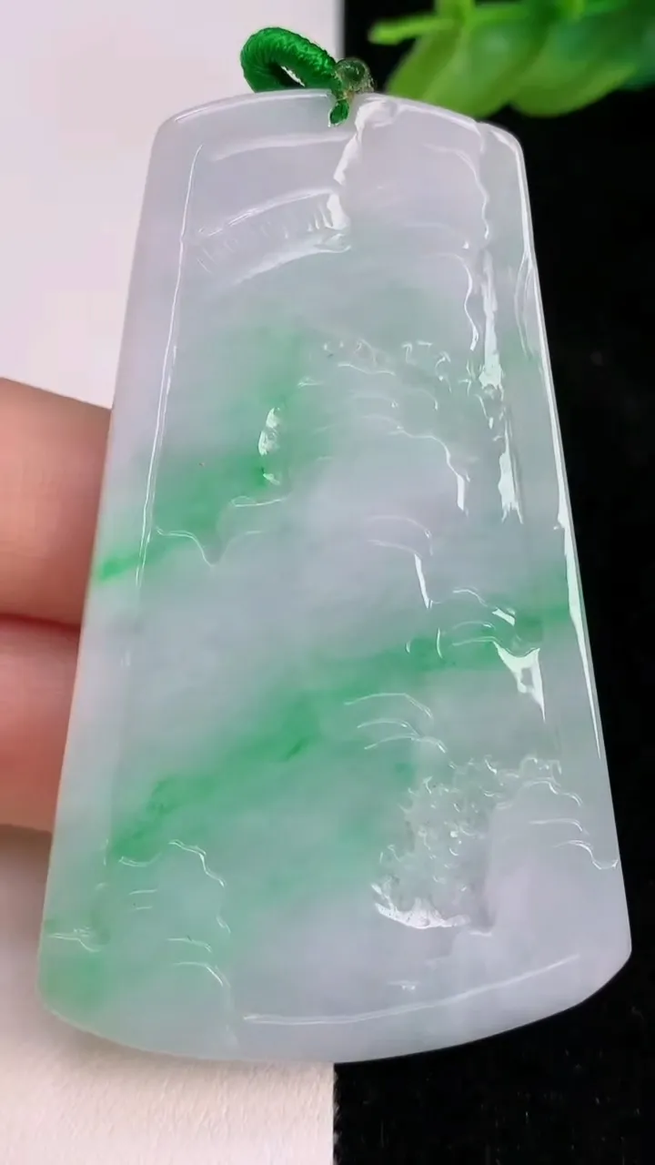 天然A货翡翠山水牌吊坠，尺寸66-42-5.3，重量:28.13g
7月8日