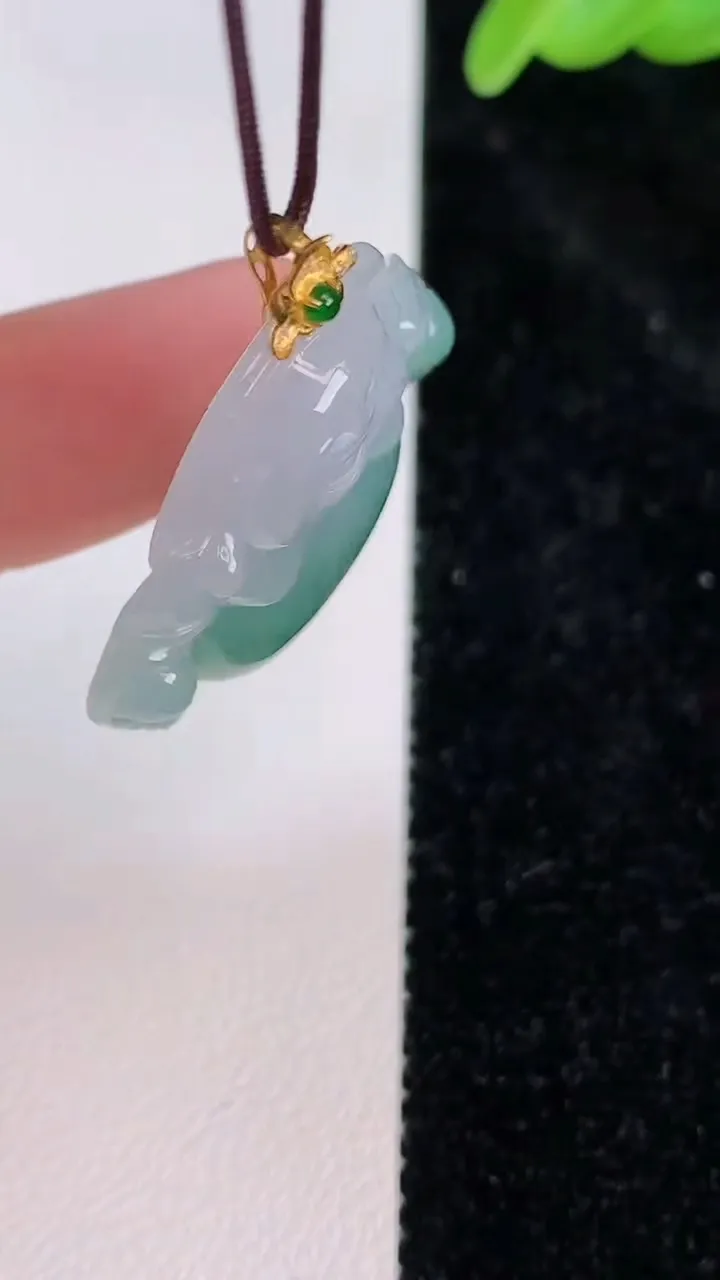天然A货翡翠18k金飘花佛公吊坠，尺寸26.5-30.4-5.8，重量:7.14g
7月8日
