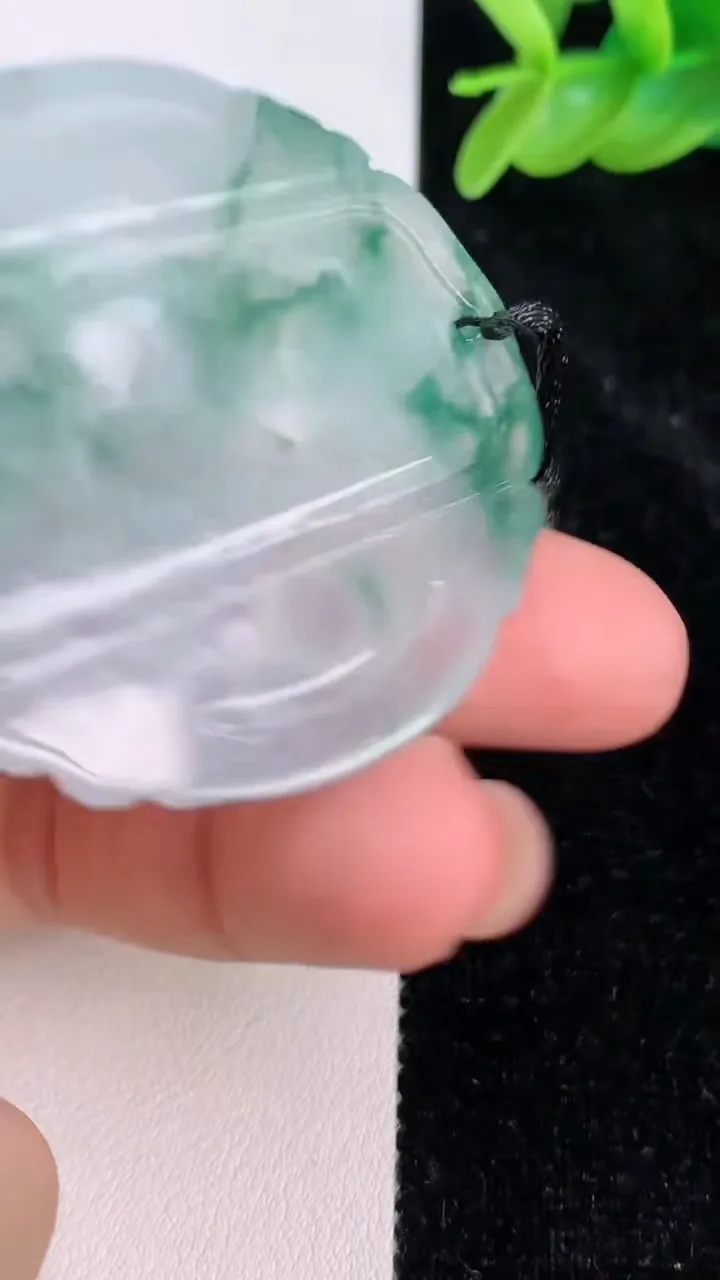 天然A货翡翠飘花生肖鼠吊坠，尺寸47.3-45.5-5.8，重量:21.00g
7月8日