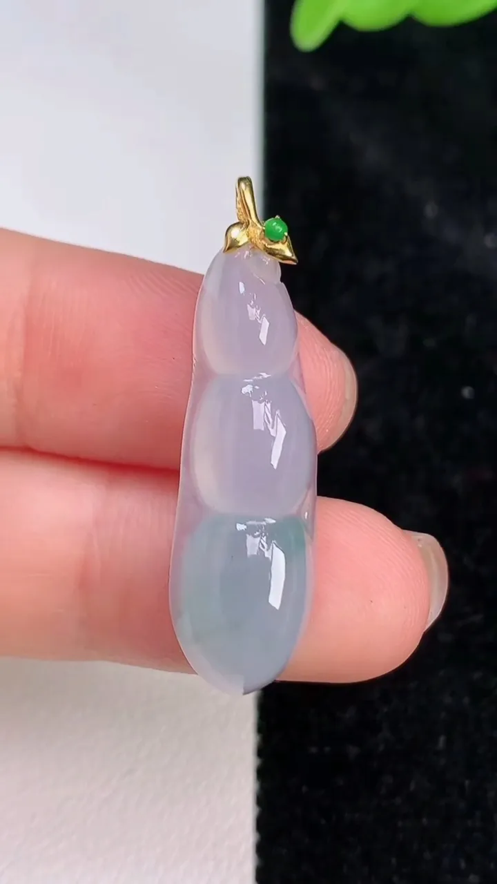 天然A货翡翠18k金飘花福豆吊坠，尺寸31.2-9.5-5.5，重量:3.14g
7月8日