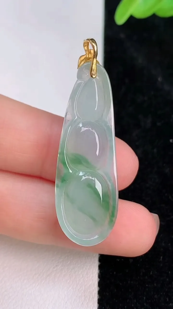 天然A货翡翠福豆吊坠，尺寸38.6-14.2-5.6，重量:5.31g
7月8日