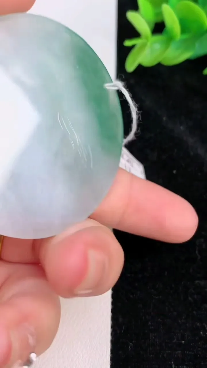 天然A货翡翠生肖兔吊坠，尺寸51.3-6.5，重量:31.23g
7月8日