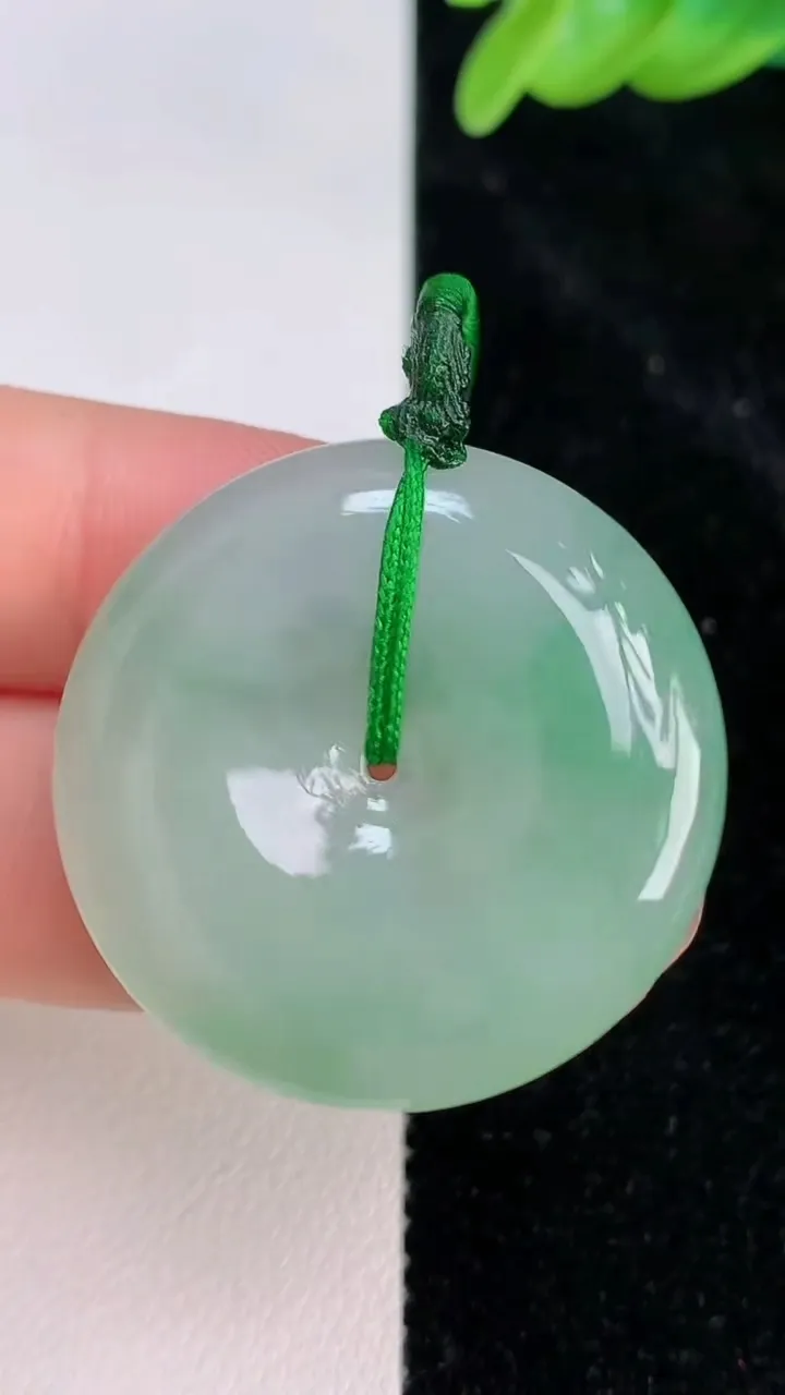 天然A货翡翠平安扣吊坠，尺寸31.6-6，重量:12.57g
7月8日