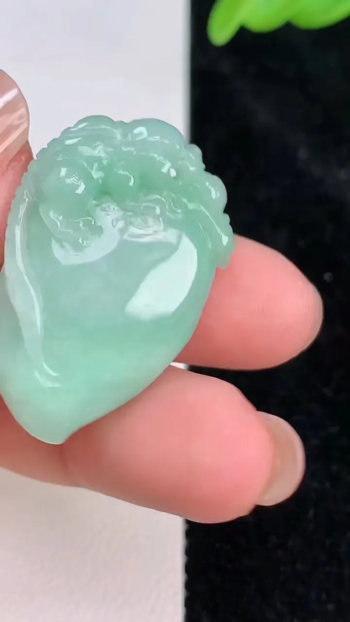 天然A货翡翠福瓜吊坠，尺寸32-19.6-9，重量:10.00g
7月8日