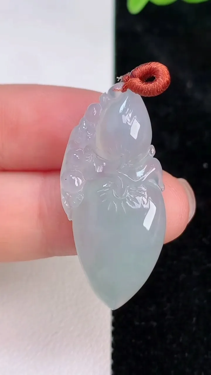 天然A货翡翠飘花福瓜吊坠，尺寸36-15-5.8，重量:5.29g
7月8日