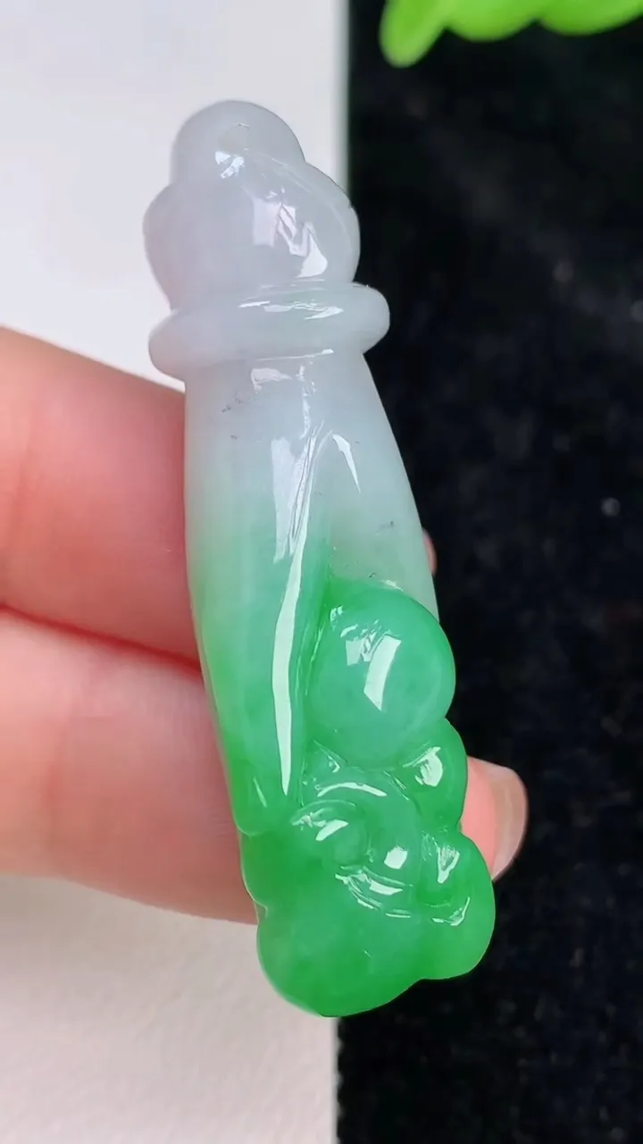 天然A货翡翠掌上明珠吊坠，尺寸47.3-12.3-10.5，重量:12.50g7月8日
工厂直销收藏