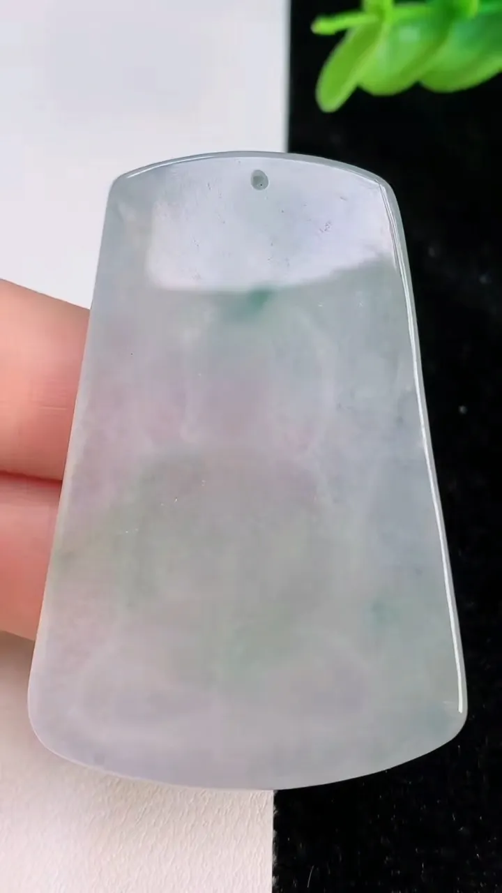天然A货翡翠飘花大日如来吊坠，尺寸53.5-36.3-6，重量:23.09g
7月8日
