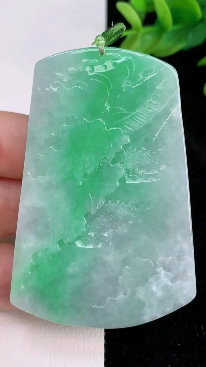 天然A货翡翠山水牌吊坠，尺寸66.5-45-5.8，重量:41.44g
7月8日