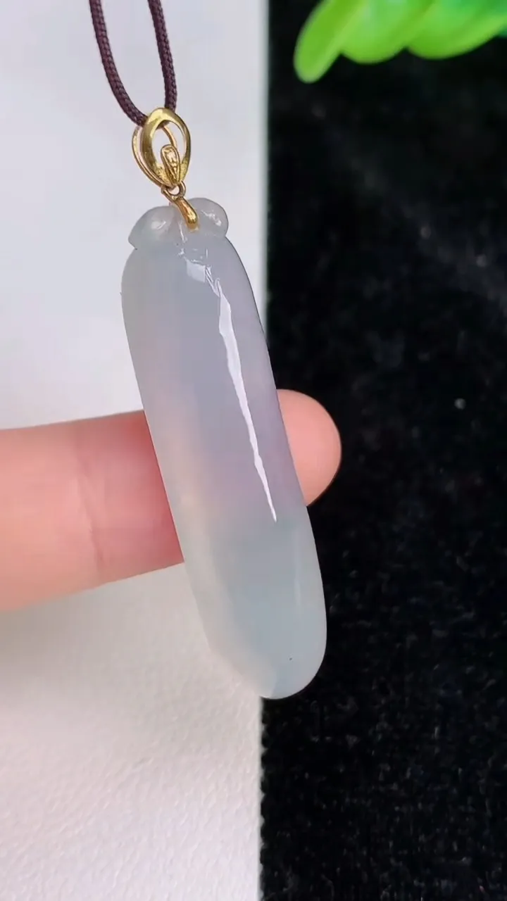 天然A货翡翠种福瓜吊坠，尺寸39-10.5-6.3，重量:6.00g
7月8日