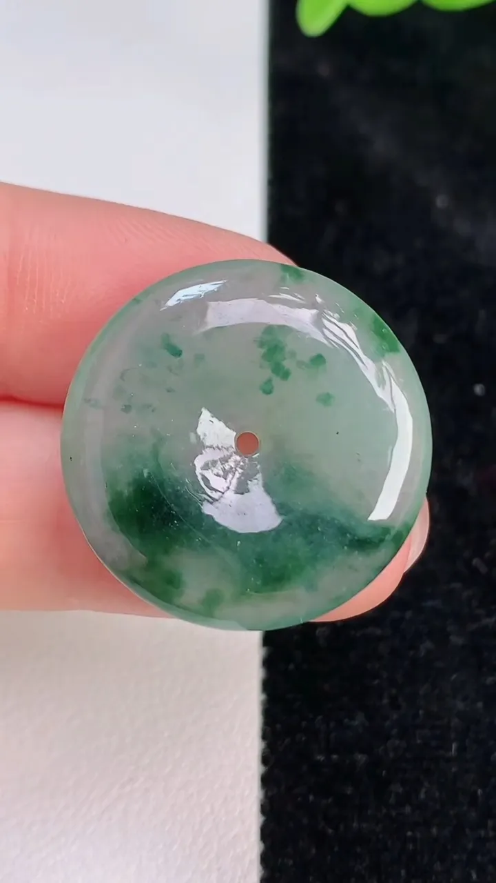 天然A货翡翠飘花平安扣吊坠，尺寸25-4.5，重量:5.70g
7月8日