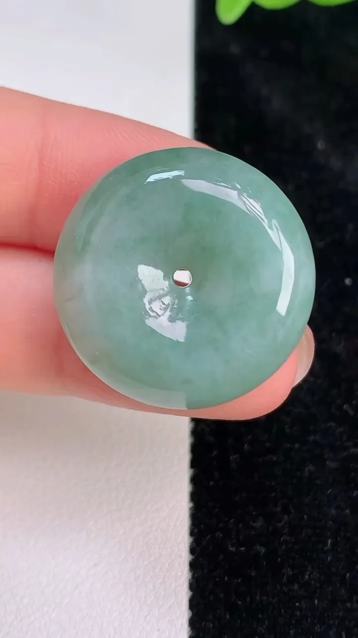 天然A货翡翠平安扣吊坠，尺寸25.8-7.3，重量:9.62g
7月8日