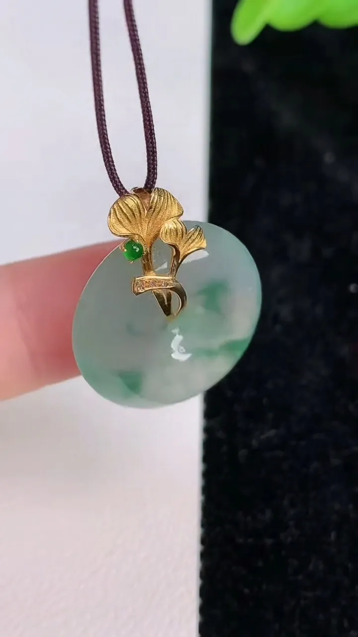天然A货翡翠种飘花平安扣吊坠，尺寸20.7-5.6，重量:5.03g
7月8日