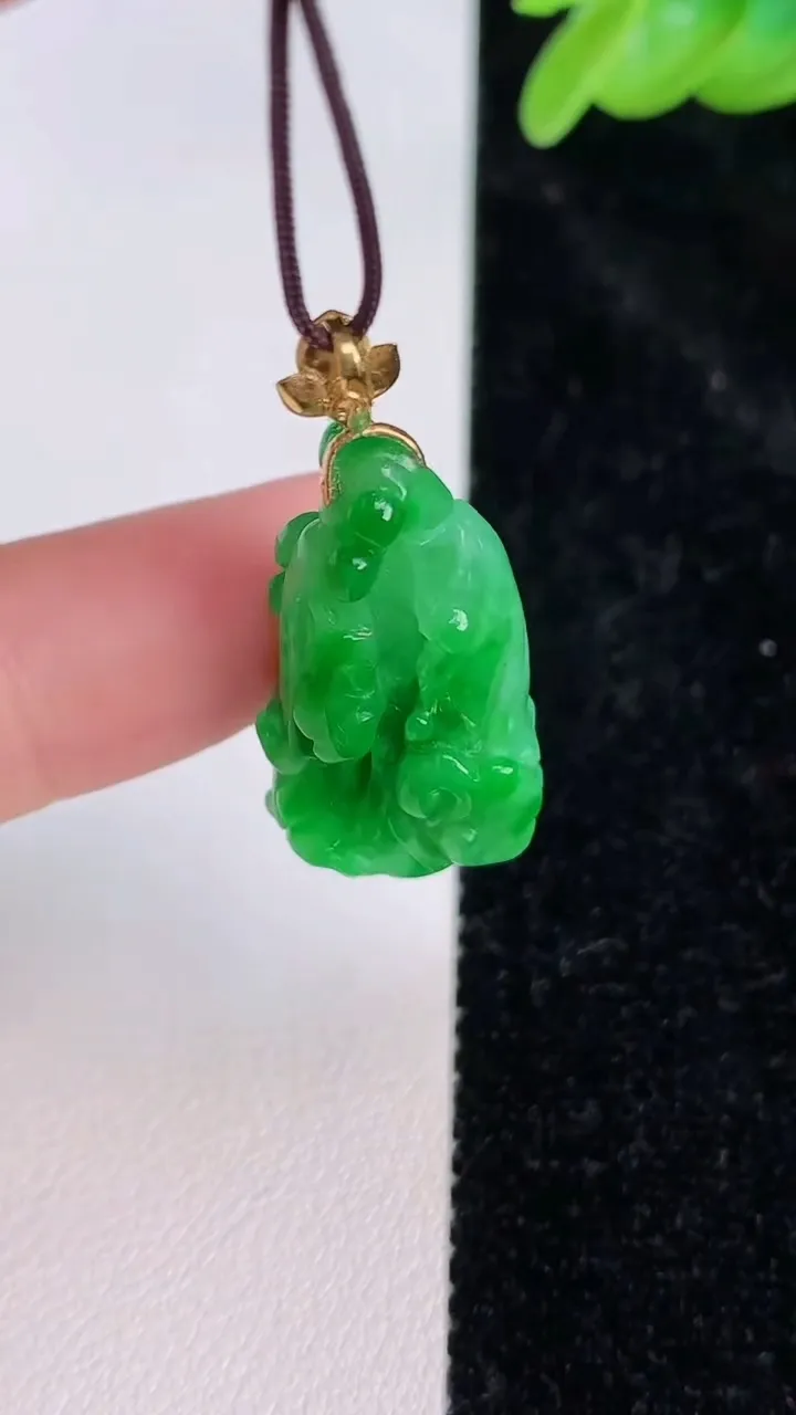 天然A货翡翠白菜吊坠，尺寸25.5-14.4-9.5，重量:4.86g
7月8日