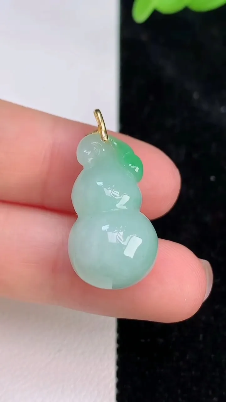天然A货翡翠葫芦吊坠，尺寸25.6-13.5-12.7，重量:5.73g
7月8日