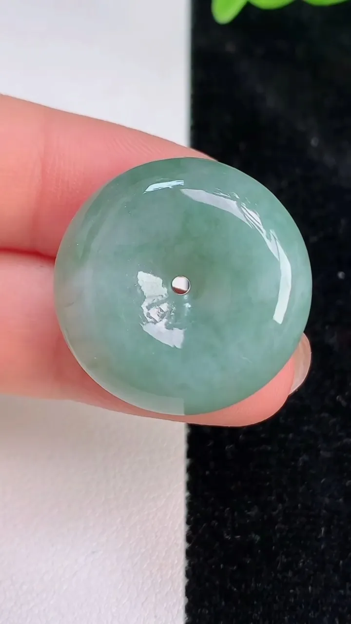 天然A货翡翠平安扣吊坠，尺寸25.8-7.3，重量:9.62g
7月8日