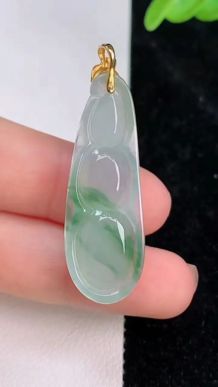 天然A货翡翠福豆吊坠，尺寸38.6-14.2-5.6，重量:5.31g
7月8日