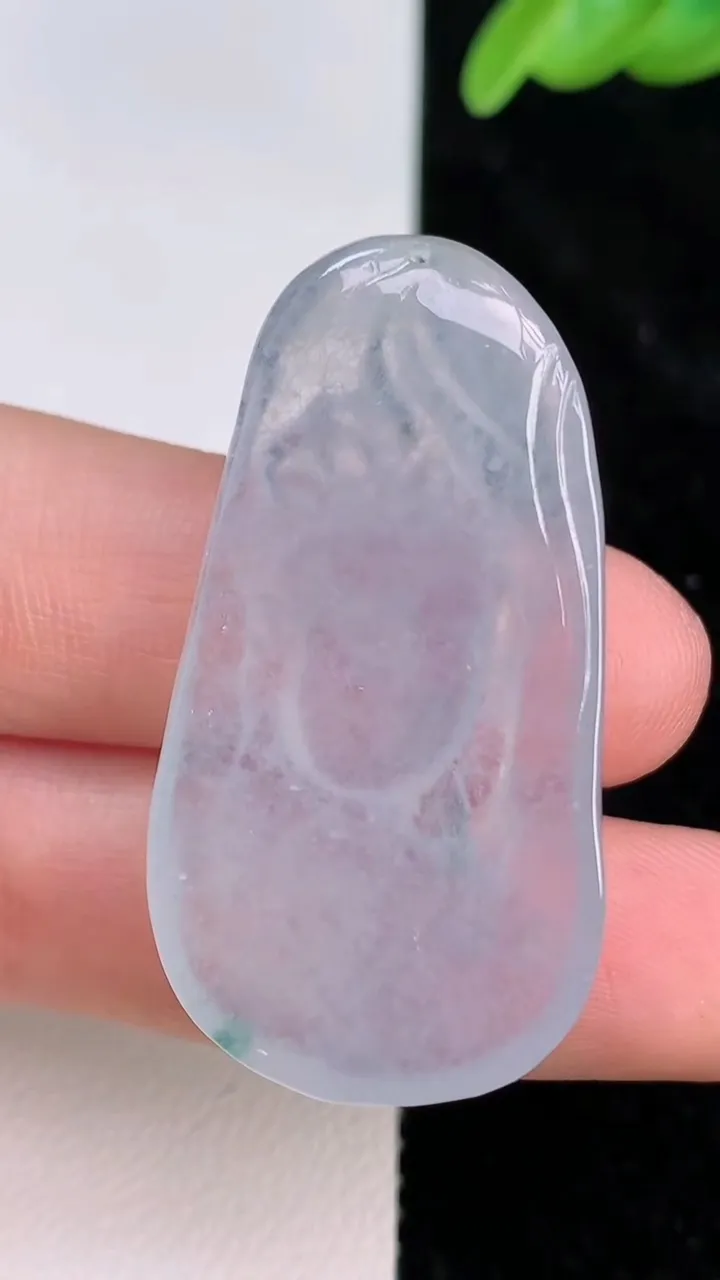 天然A货翡翠冰种飘花观音头吊坠，尺寸41.5-22-4.7，重量:10.25g
7月8日