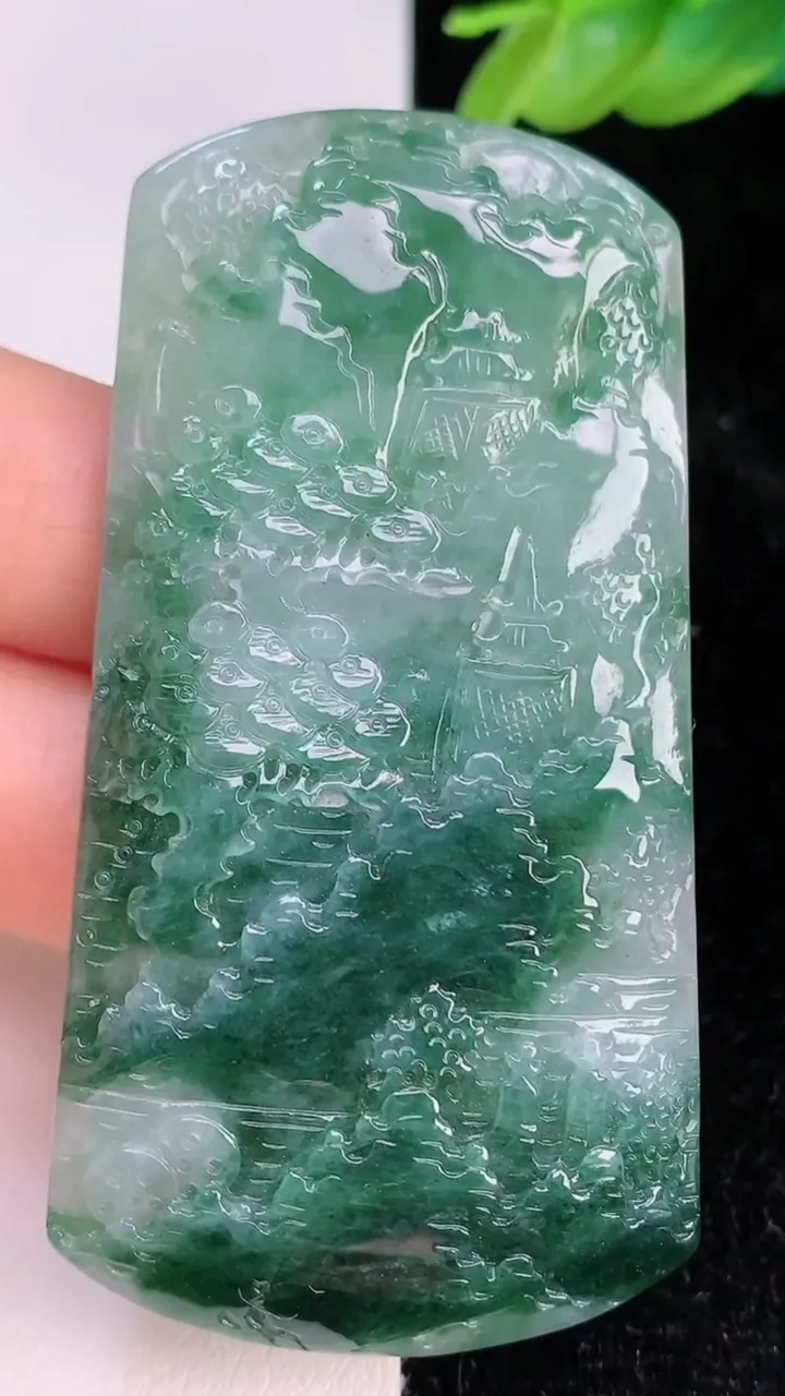 天然A货翡翠牌吊坠，尺寸67.5-35.5-19.3，重量:30.63g
7月8日