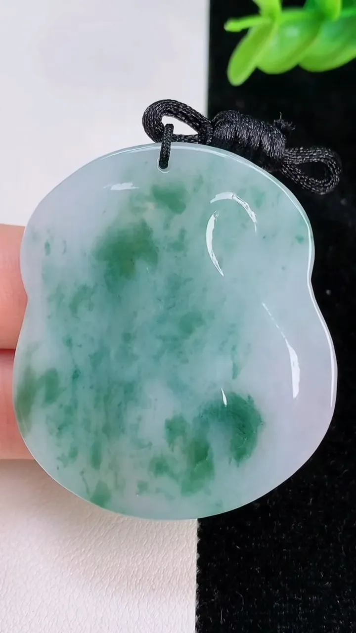 天然A货翡翠飘花马上封侯吊坠，尺寸47.3-41-5.4，重量:20.80g
7月8日
