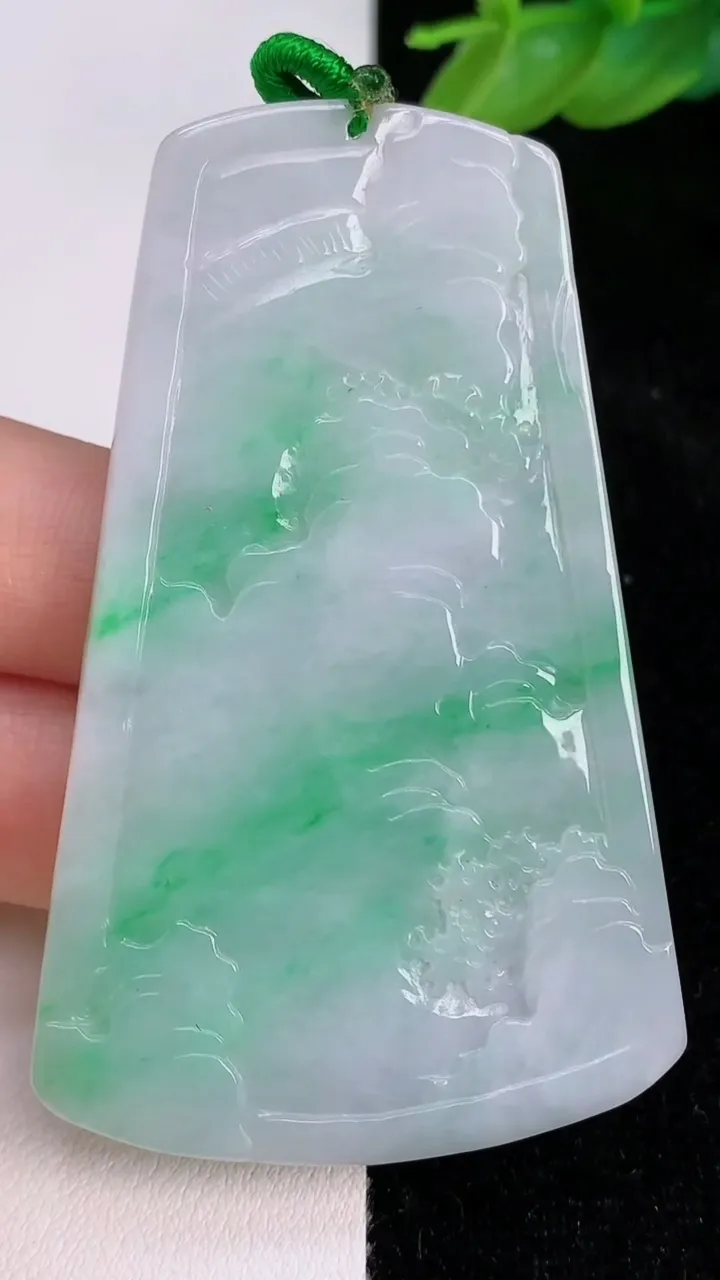 天然A货翡翠山水牌吊坠，尺寸66-42-5.3，重量:28.13g
7月8日