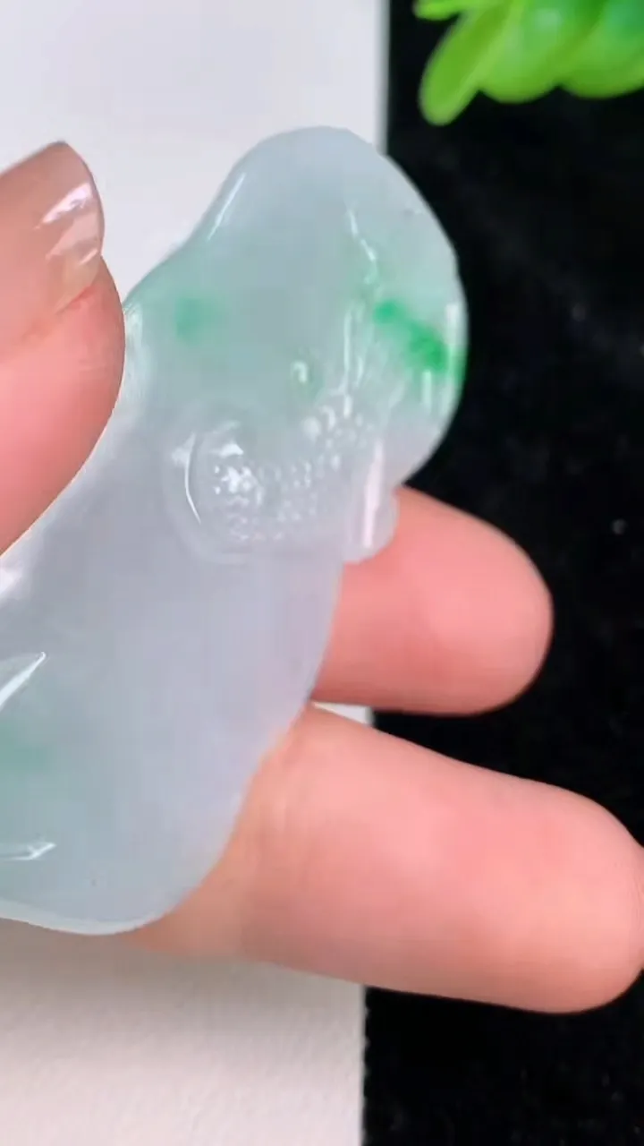 天然A货翡翠龙牌吊坠，尺寸50.5-24.2-12，重量:23.59g
7月8日
