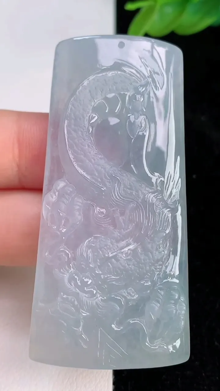 天然A货翡翠飘花龙牌吊坠，尺寸61.4-29.2-5.6，重量:24.08g
7月8日