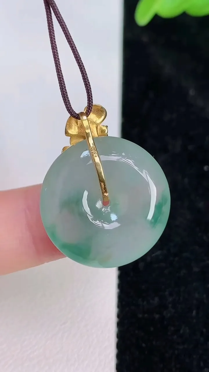 天然A货翡翠种飘花平安扣吊坠，尺寸20.7-5.6，重量:5.03g
7月8日