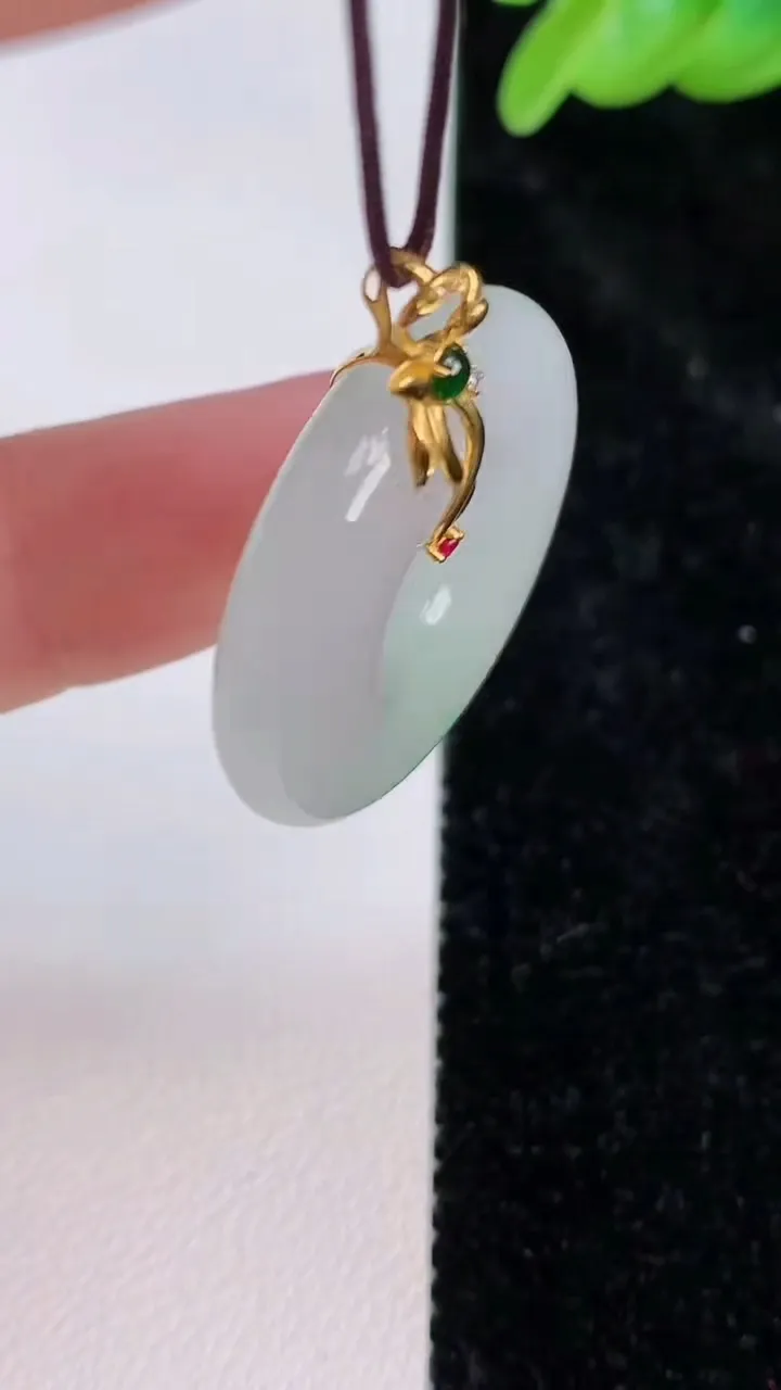 天然A货翡翠平安扣吊坠，尺寸27.5-6，重量:9.48g
7月8日