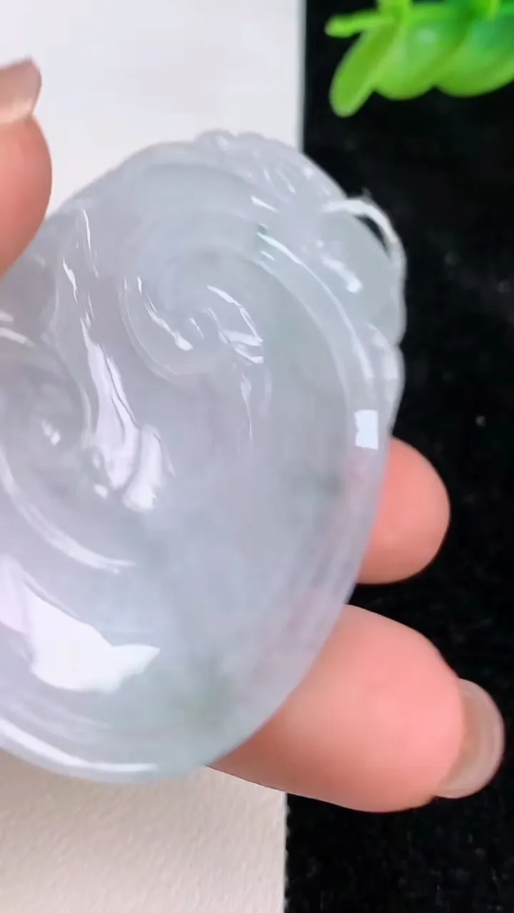 天然A货翡翠飘花如意吊坠，尺寸58.7-35.8-6.5，重量:26.80g
7月8日