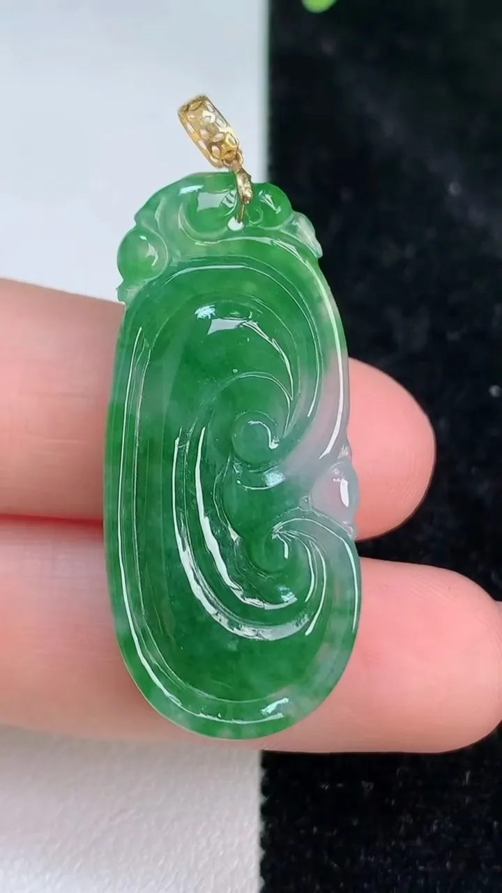 天然A货翡翠如意吊坠，尺寸37-17-5，重量:6.29g
7月8日