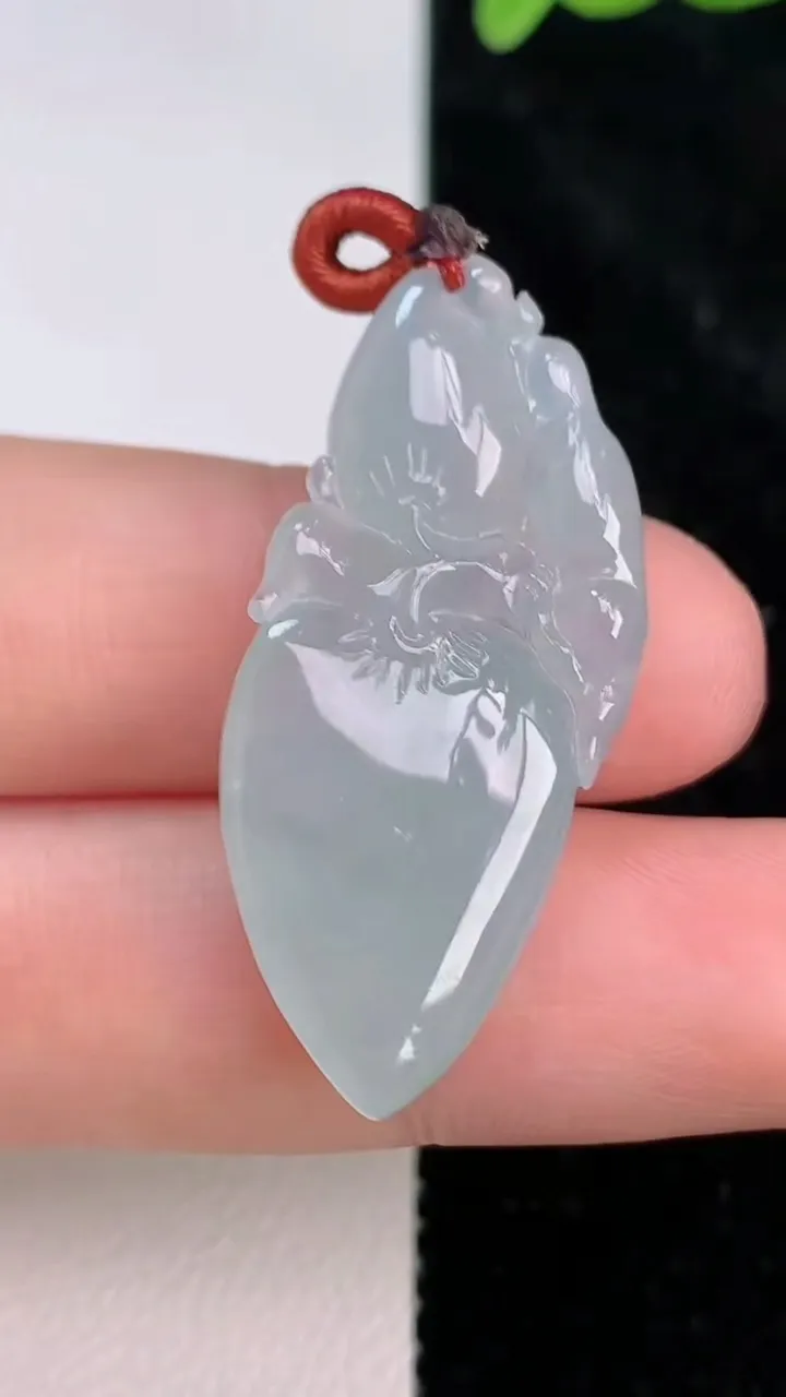 天然A货翡翠飘花福瓜吊坠，尺寸36-15-5.8，重量:5.29g
7月8日