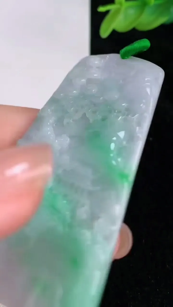 天然A货翡翠山水牌吊坠，尺寸66-42-5.3，重量:28.13g
7月8日