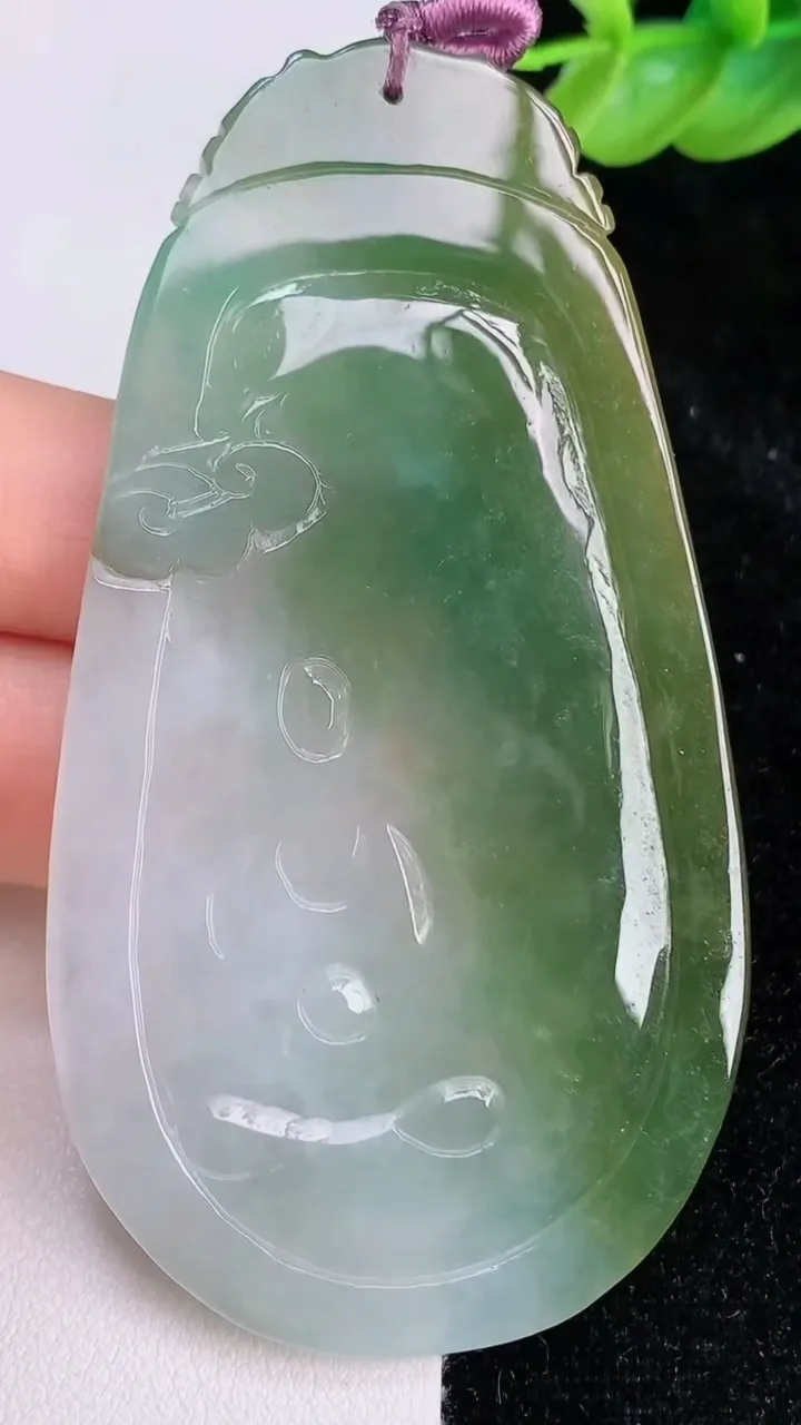 天然A货翡翠普贤菩萨吊坠，尺寸78-42.6-5，重量:32.42g
7月8日