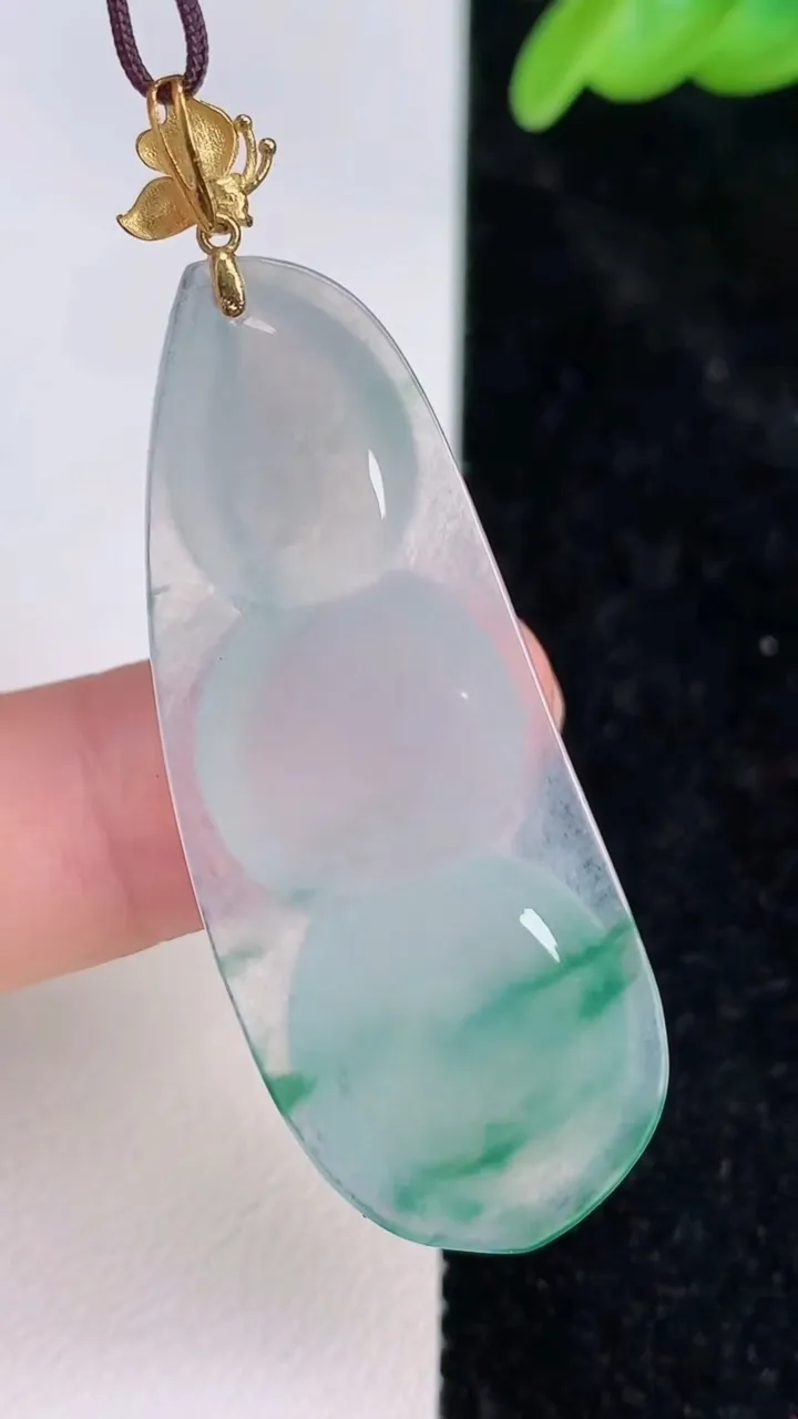 天然A货翡翠18k金飘花福豆吊坠，尺寸44-18.2-5.3，重量:6.84g
7月8日