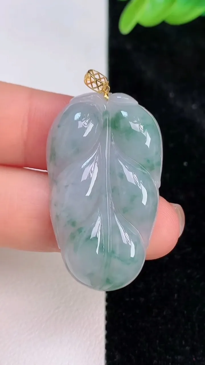 天然A货翡翠18k金飘花金枝玉叶 叶子吊坠，尺寸36.6-21.6-5.6，重量:8.02g
7月8日