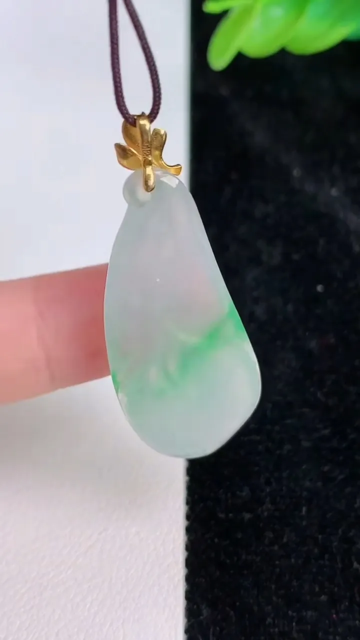 天然A货翡翠玉兰花吊坠，尺寸35.5-16.2-4.3，重量:4.82g
7月8日