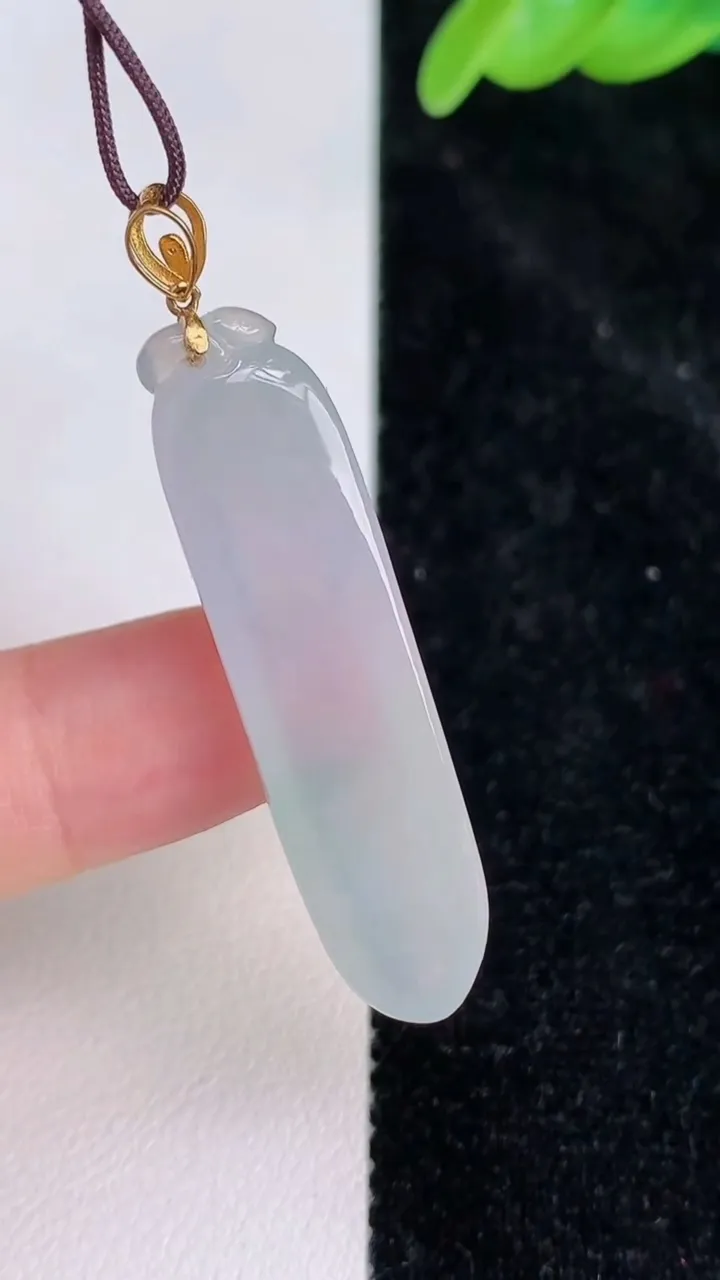 天然A货翡翠种福瓜吊坠，尺寸39-10.5-6.3，重量:6.00g
7月8日