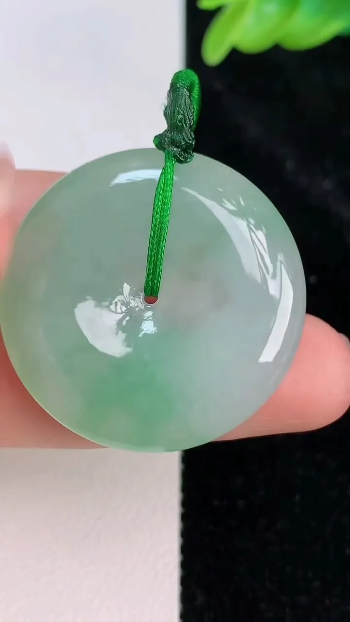 天然A货翡翠平安扣吊坠，尺寸31.6-6，重量:12.25g
7月8日