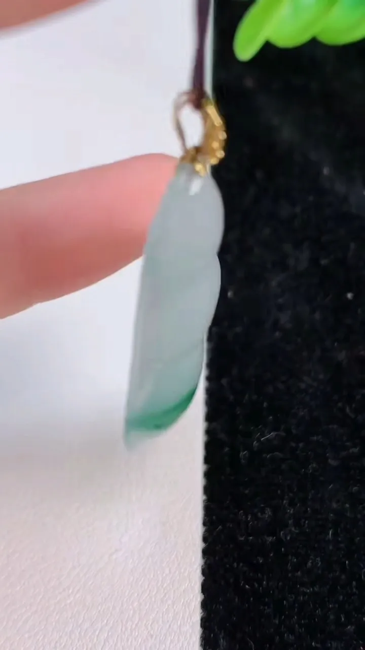 天然A货翡翠18k金飘花福豆吊坠，尺寸44-18.2-5.3，重量:6.84g
7月8日