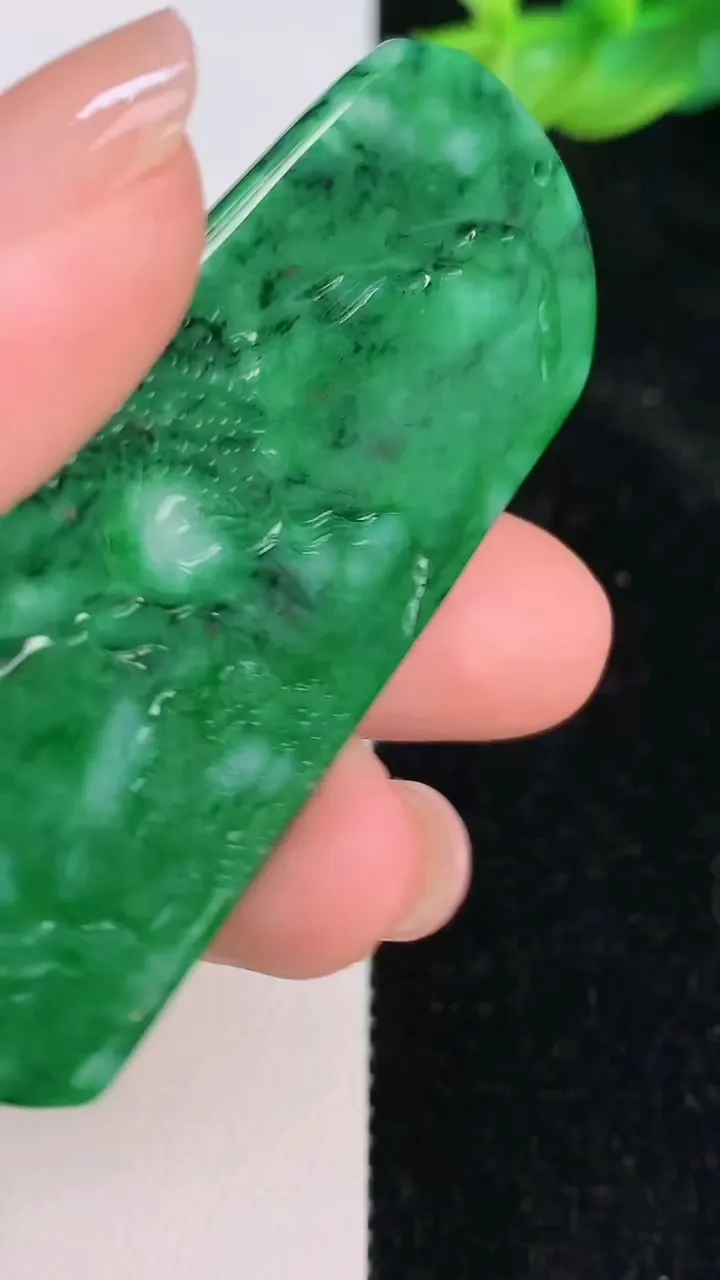 天然A货翡翠山水牌吊坠，尺寸57.2-26.8-5.5，重量:18.91g
7月8日