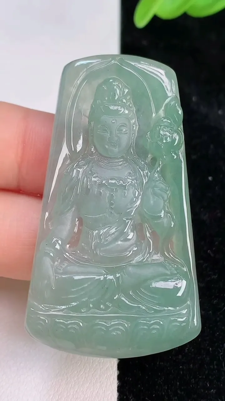 天然A货翡翠大势至观音菩萨吊坠，尺寸53-29.6-4.5，重量:15.02g
7月8日