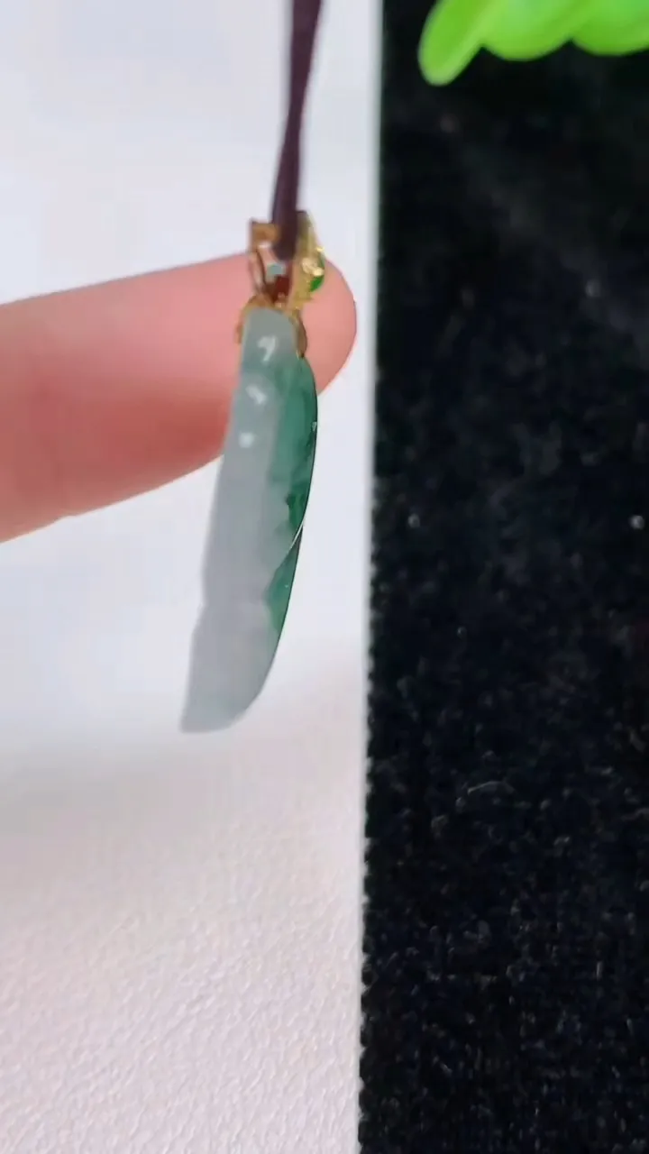 天然A货翡翠种飘花如意吊坠，尺寸30.8-18.4-4.8，重量:4.67g
7月8日