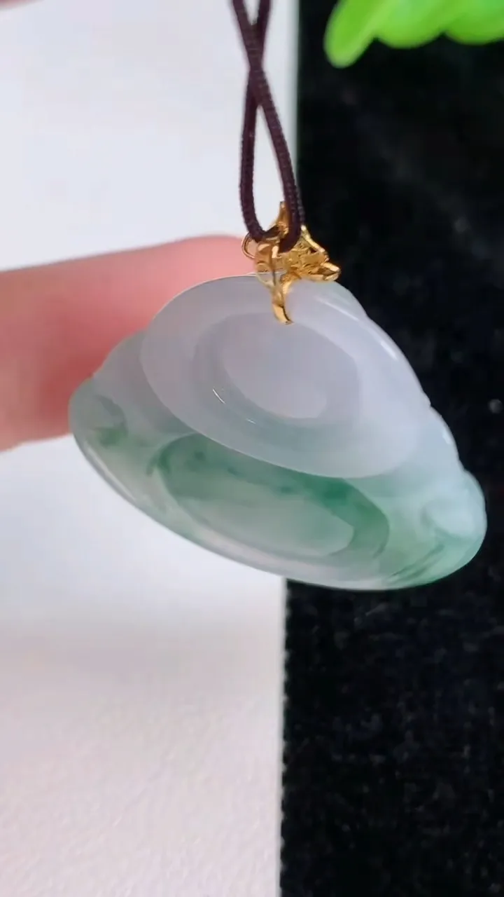 天然A货翡翠18k金飘花佛公吊坠，尺寸26.5-30.4-5.8，重量:7.14g
7月8日