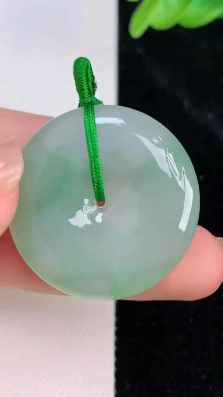天然A货翡翠平安扣吊坠，尺寸31.6-6，重量:12.57g
7月8日