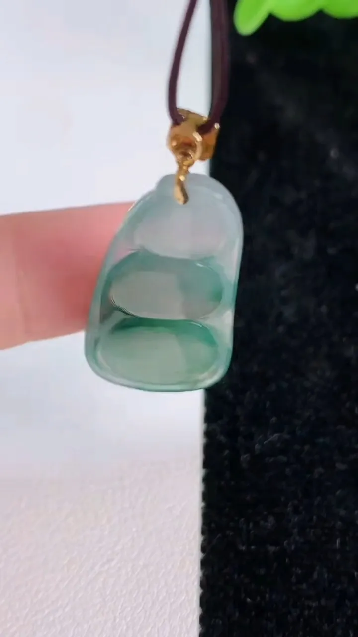 天然A货翡翠种飘花福豆吊坠，尺寸33-15.2-4.4，重量:4.12g
7月8日